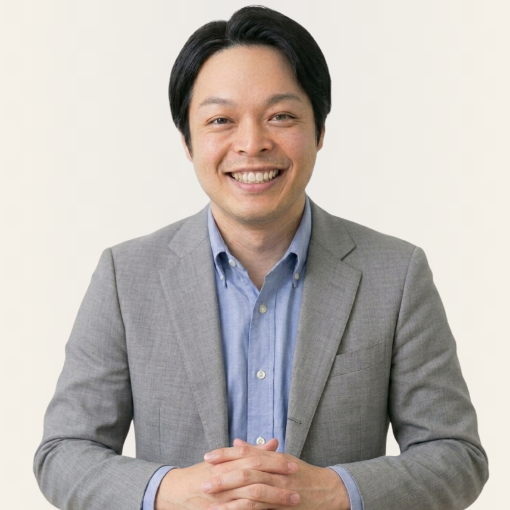 自然な笑顔で立つ株式会社befriend代表者